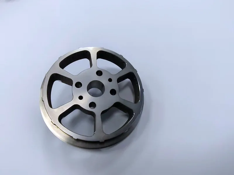 5-spoke wheel hub, contoured spoke pockets, notched rim barrel, view 3