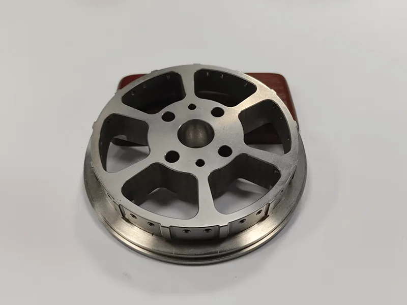 5-spoke wheel hub, contoured spoke pockets, notched rim barrel, view 4