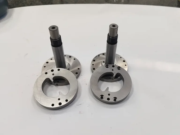 Turned flanged shafts (threaded) + kidney-profile retainer rings, view 1