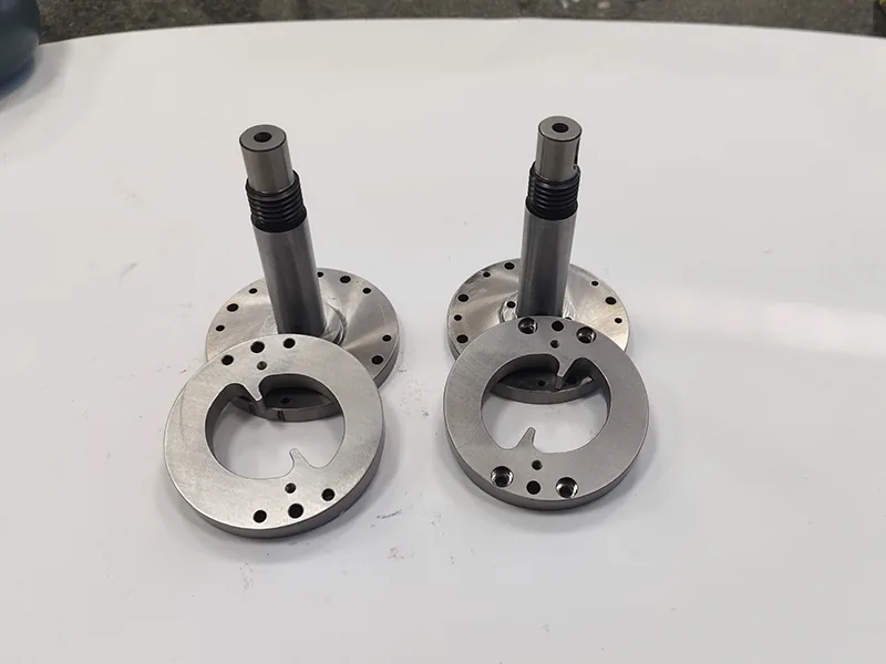 Turned flanged shafts with threaded section and kidney-profile retainer rings