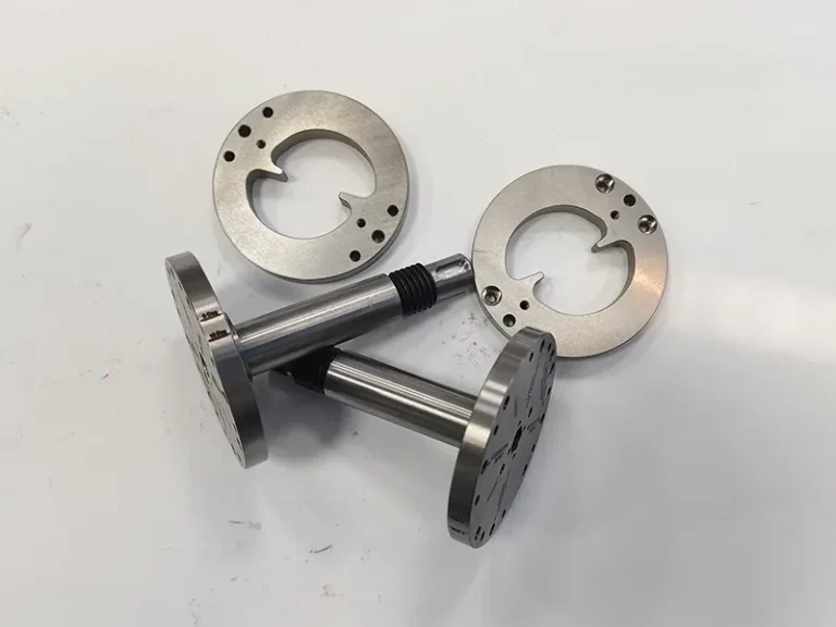 Turned flanged shafts (threaded) + kidney-profile retainer rings, view 2