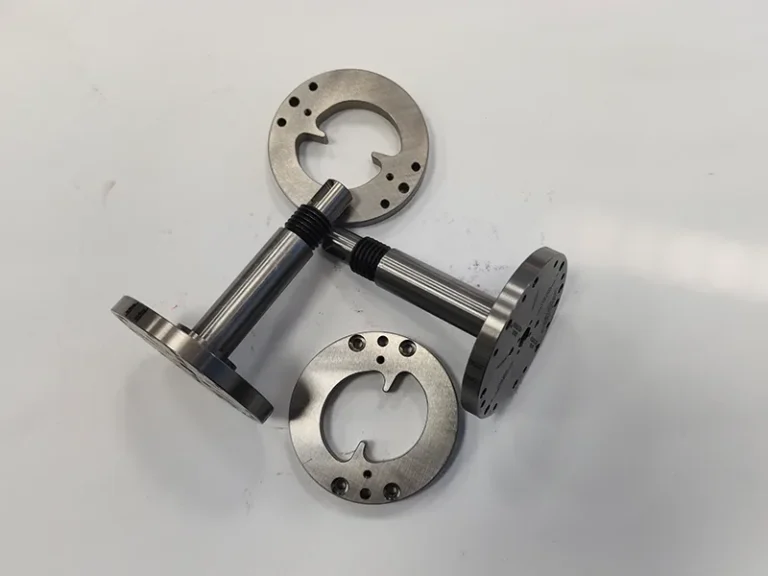 Turned flanged shafts (threaded) + kidney-profile retainer rings, view 3