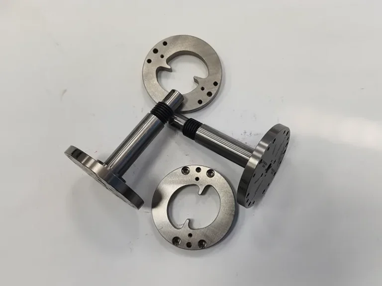 Turned flanged shafts (threaded) + kidney-profile retainer rings, view 4