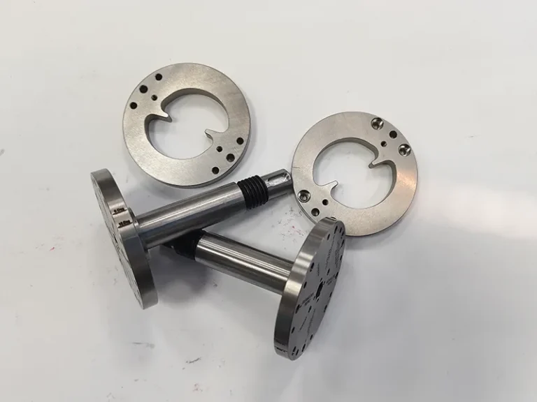 Turned flanged shafts (threaded) + kidney-profile retainer rings, view 5